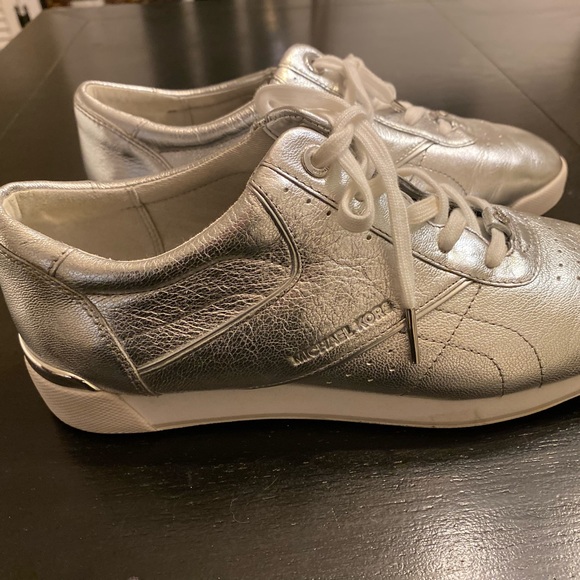 Michael kors Lace up Silver sneaker size 8.5 - Picture 1 of 4